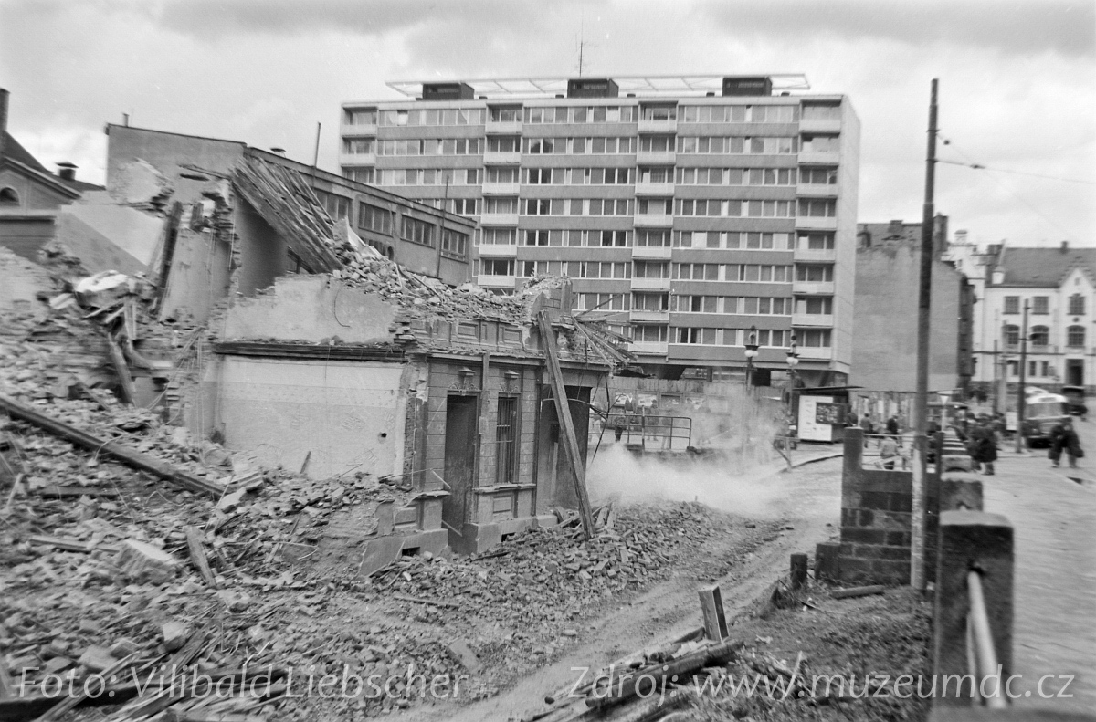Demolice domu č. p. 409/16 u kina Kotva, Děčín, 1969