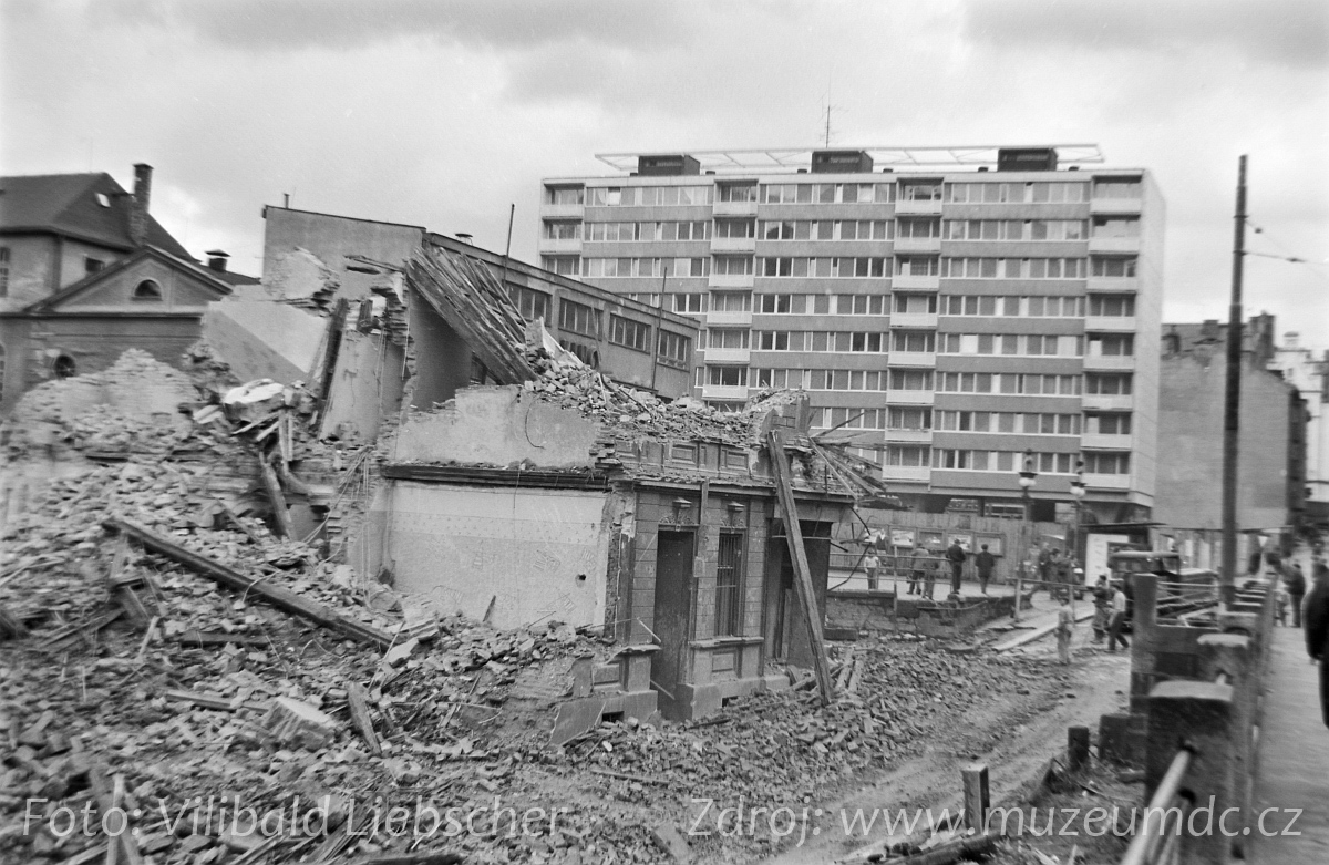 Demolice domu č. p. 409/16 u kina Kotva, Děčín, 1969