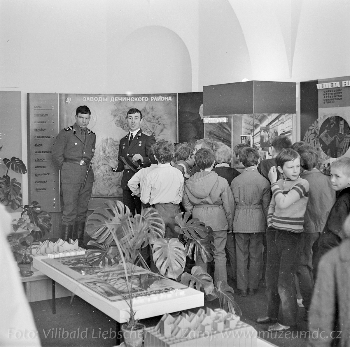 Složení pionýrského slibu na zámku Děčín za účasti sovětských vojáků