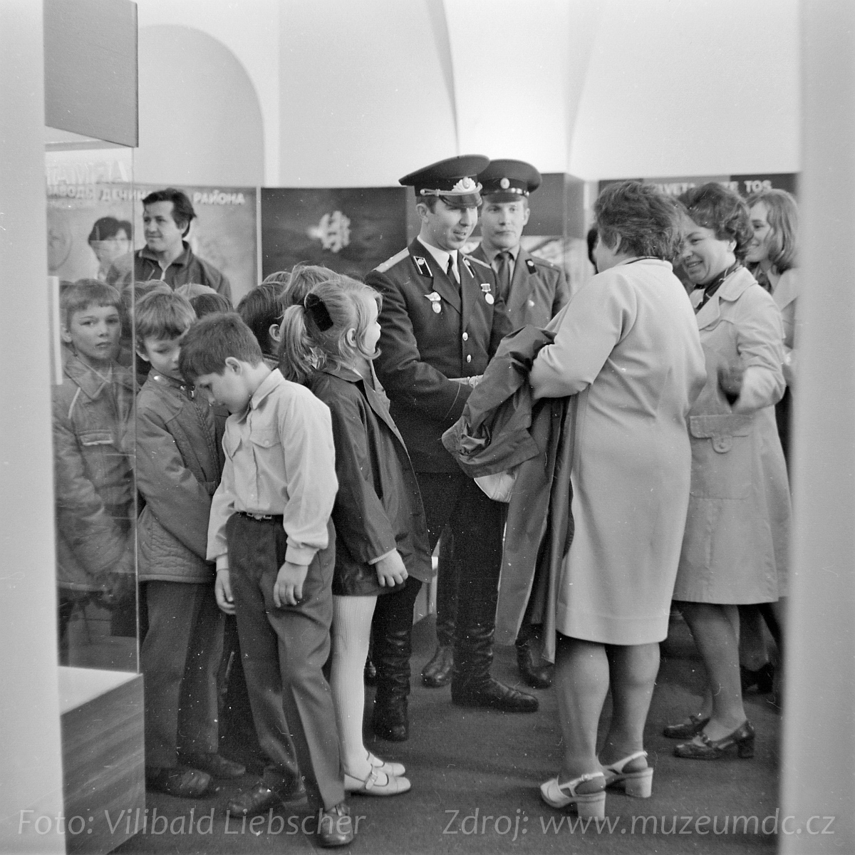 Složení pionýrského slibu na zámku Děčín za účasti sovětských vojáků