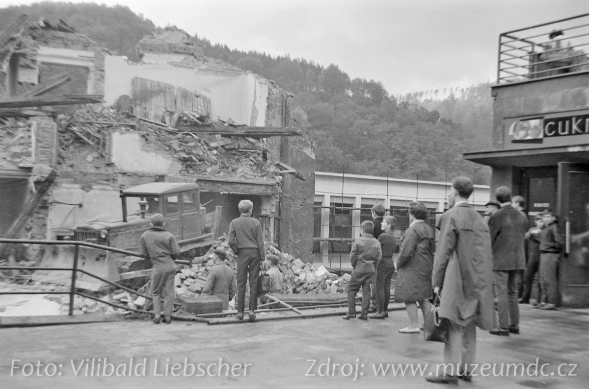 Demolice domu č. p. 409/16 u kina Kotva, Děčín, 1969