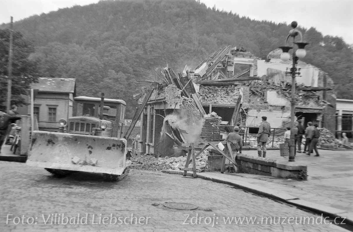 Demolice domu č. p. 409/16 u kina Kotva, Děčín, 1969