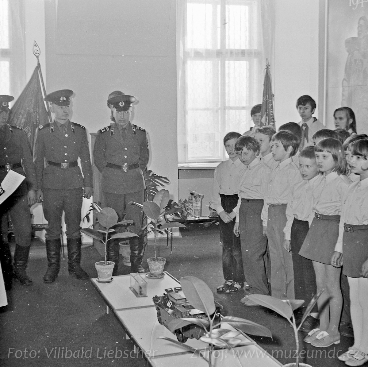 Složení pionýrského slibu na zámku Děčín za účasti sovětských vojáků