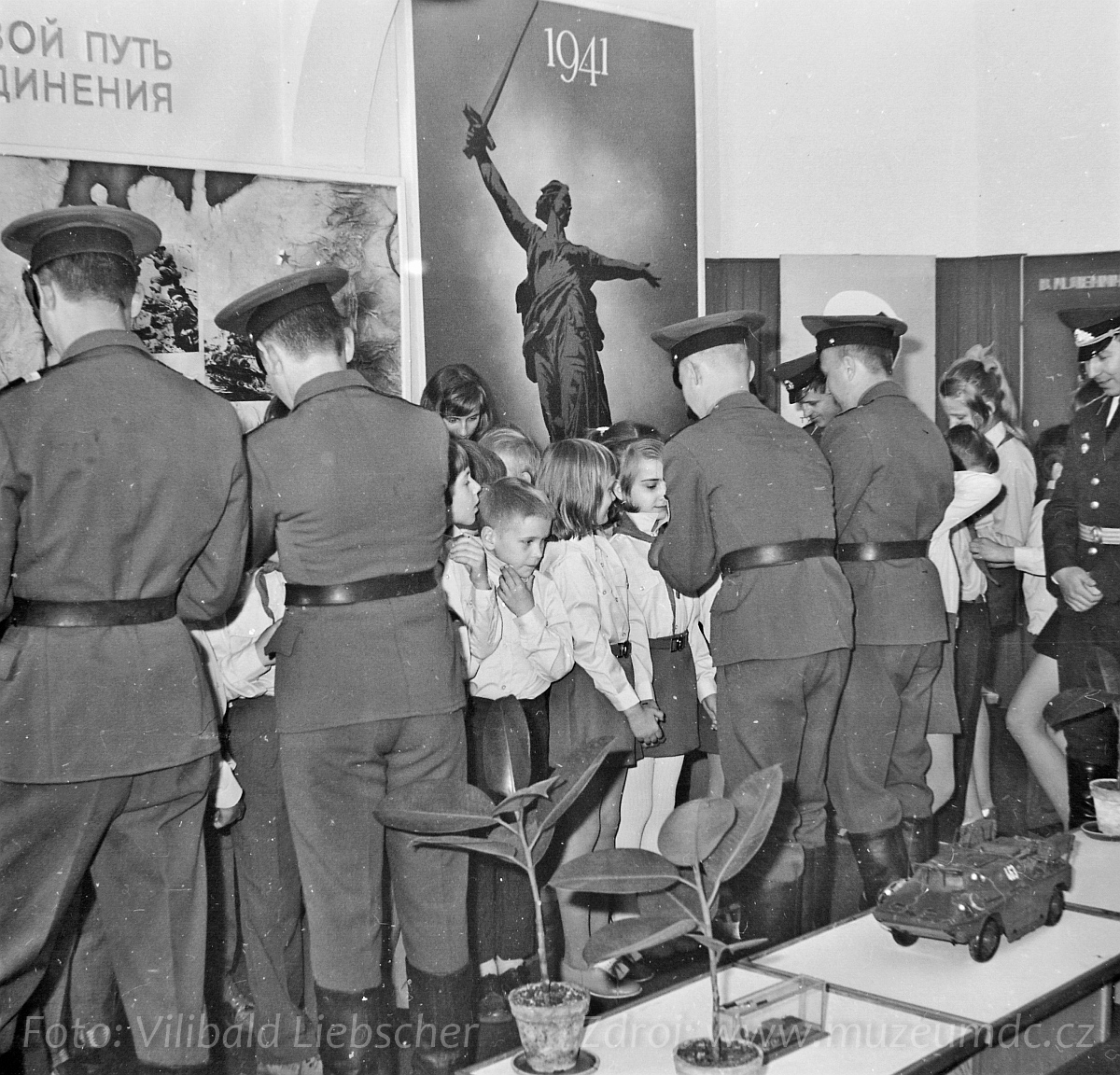 Složení pionýrského slibu na zámku Děčín za účasti sovětských vojáků