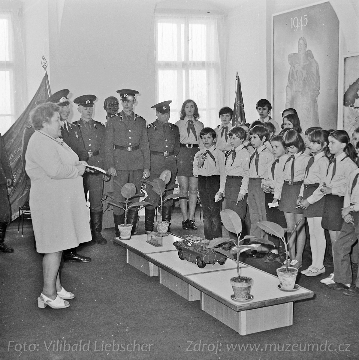 Složení pionýrského slibu na zámku Děčín za účasti sovětských vojáků