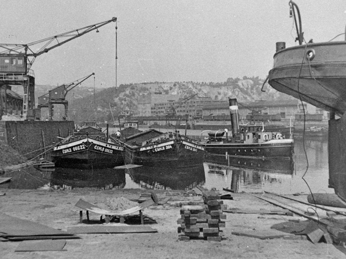 Opava ve společnosti nákladních člunů v Praze-Holešovicích