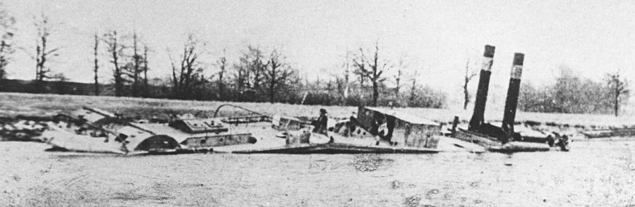 Situaci na Odře reprezentuje snímek zničeného zadokolesového parníku C.W. VIII, zničeného během bojů na počátku roku 1945.